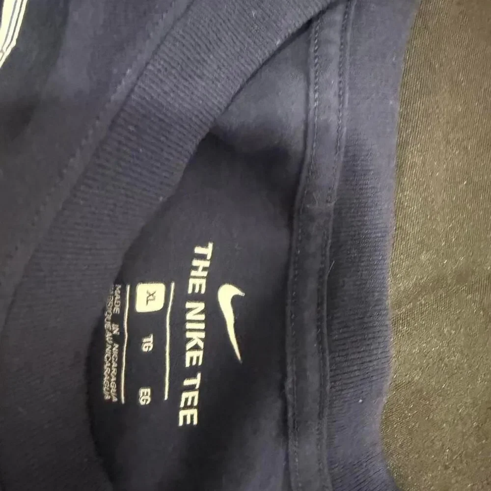 Nike Men's Navy and Blue T-shirt